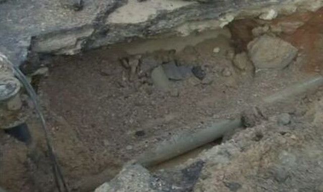 Καματερό: Άνοιξε ο δρόμος και «κατάπιε» αυτοκίνητο