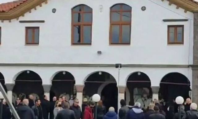 Νίκος Ρόκκος: Σπάραξε η μητέρα του στην κηδεία - «Γιατί γιε μου; Να έφευγα εγώ»