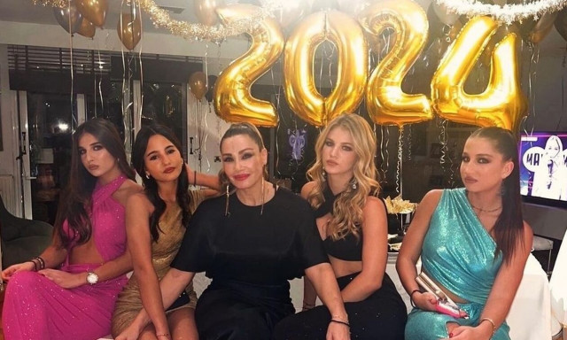 Πετρουλάκη: Ποζάρει με τις καλλονές κόρες της για το 2024