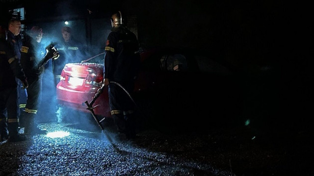 Αγρίνιο: Φωτιά σε ΙΧ δίπλα σε πολυκατοικία - Μεγάλη κινητοποίηση της Πυροσβεστικής