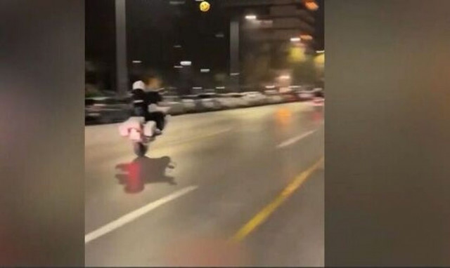 Θεσσαλονίκη: Βίντεο με αστυνομικούς να κάνουν σούζα με τις μηχανές τους