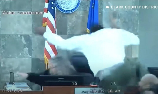 Απίστευτο βίντεο: Εγκληματίας πήδηξε πάνω σε δικαστή όταν έμαθε ότι θα πάει φυλακή