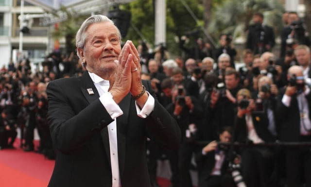 Η οικογένεια Ντελόν αλληλοσπαράσσεται - Ο ηθοποιός και η κόρη του Ανούσκα μηνύουν τον γιο του Άντονι