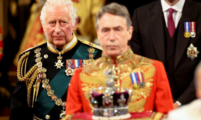 Πώς η απόφαση της βασίλισσας της Δανίας μπορεί να ωθήσει τον Κάρολο σε παραίτηση