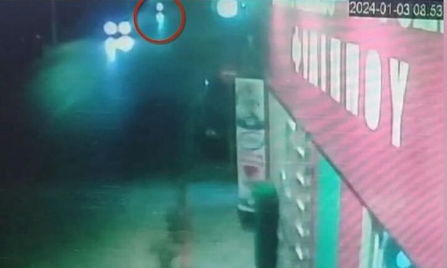 Τροχαίο με μηχανή στη Σαλαμίνα: Ο οδηγός σώθηκε επειδή φορούσε κράνος και κατάλληλο εξοπλισμό