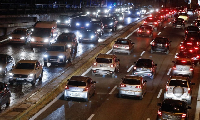 Καραμπόλα πέντε οχημάτων στον Κηφισό - Ουρές χιλιομέτρων 