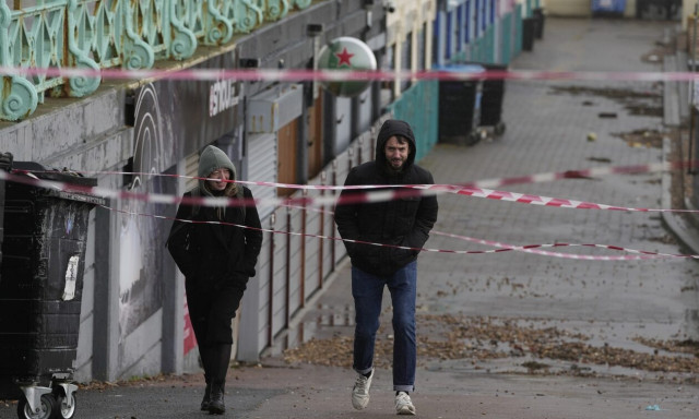 Σφοδρή κακοκαιρία «παρέλυσε» τη Βρετανία - Πλημμύρισαν ποτάμια