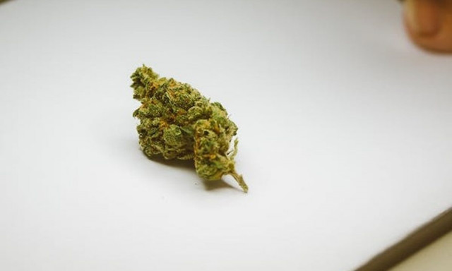 Πάτρα: Πουλούσε προϊόντα κάνναβης στους μποναμάδες