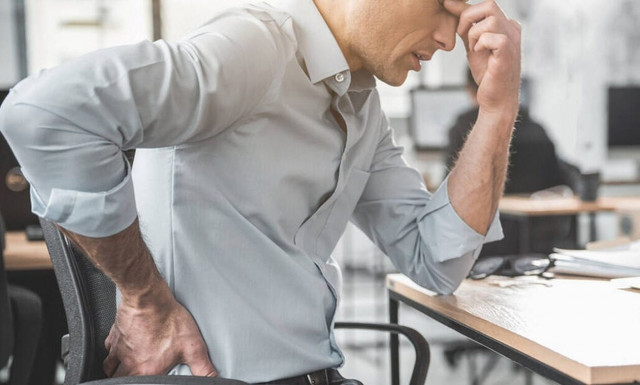 Πώς να κοιμηθείς για να μην πονάει η μέση σου