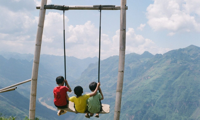 Μεγαλώστε παιδιά, όχι τέρατα…