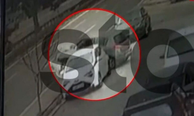 Λεωφόρος Βουλιαγμένης: Τρέλη πορεία αυτοκινήτου - Έπεσε πάνω στις προστατευτικές μπάρες