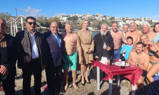 Θεοφάνεια - Σύρος: Βουλευτής και Λιμενάρχης βούτηξαν για τον Σταυρό