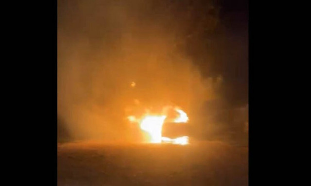 Φωτιά τώρα σε ΙΧ στην Αρτέμιδα - Φόβοι για γειτονικές κατοικίες