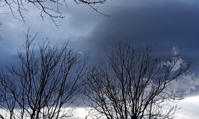 Καιρός: Βροχές και θυελλώδεις άνεμοι – Επικαιροποιήθηκε το έκτακτο δελτίο της ΕΜΥ