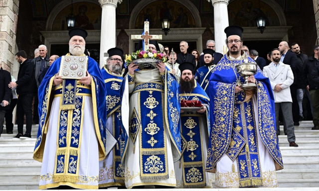 Πειραιάς: Με λαμπρότητα και πλήθος κόσμου εορτάστηκαν τα Θεοφάνεια (εικόνες + βίντεο)