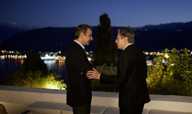 Τσικουδιά και καλτσούνια φίλεψε ο Μητσοτάκης τον Μπλίνκεν