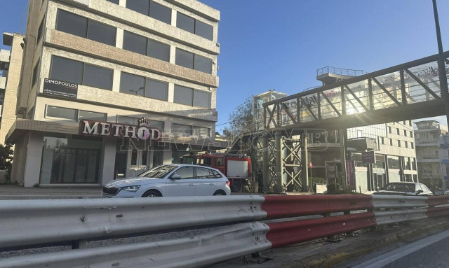 Έπεσε κομμάτι πλεξιγκλάς σε πεζογέφυρα στην Λεωφόρο Κηφισίας - Από τύχη δεν υπήρξαν τραυματισμοί