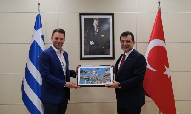 Από γκάφα σε γκάφα ο Κασσελάκης: Φωτογραφίζεται περιχαρής κάτω από το πορτρέτο του Κεμάλ Ατατούρκ