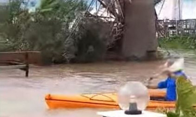 Κακοκαιρία: Βγήκε με το κανό στην παραλιακή του Ρίου (vid)