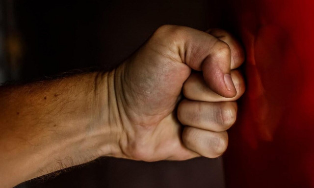 Κρήτη: 27χρονος έδειρε τον σύντροφό του και εξαφανίστηκε