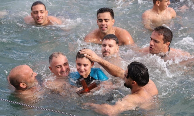 Θεοφάνεια στην Κρήτη: 8χρονος μαθητής έπιασε τον σταυρό