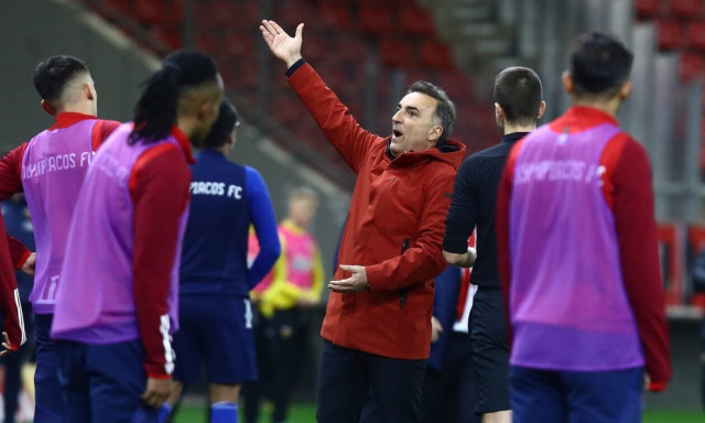 Ολυμπιακός – ΑΕΚ: «Είναι κλοπή» | «Τρελαμένος» με τη διαιτησία ο Κάρλος Καρβαλιάλ