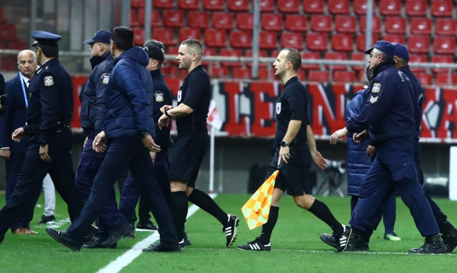 Ολυμπιακός - ΑΕΚ: Έξαλλοι οι ερυθρόλευκοι | Όργια Μαρέφκα και VAR - «Καθαρό γκολ και πέναλτι»