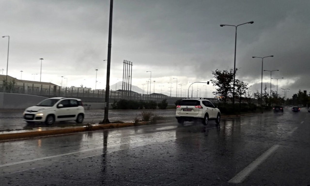 Η κακοκαιρία «χτύπησε» τη Δυτική Ελλάδα και επελαύνει – Ισχυρό μπουρίνι στην Πάτρα
