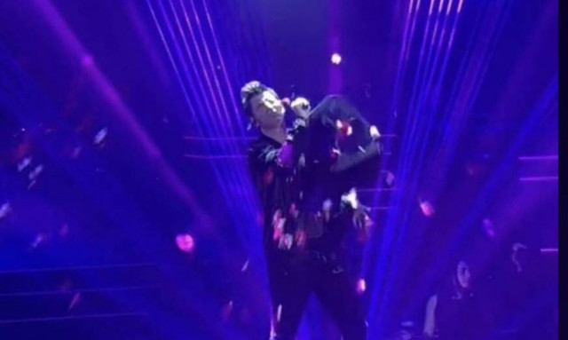 Σάκης Ρουβάς: Viral το βίντεο από τη στιγμή που πανέρια με λουλούδια προσγειώνονται στο πρόσωπό του