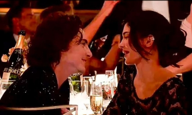 Xρυσές Σφαίρες 2024: Το καυτό φιλί της Κάιλι Τζένερ και του Τιμοτέ Σαλαμέ που έγινε viral