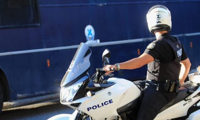 Αστυνομικός ήρωας σώζει ένα μικρό αγόρι από πνιγμό - Έμεινε ένα κομμάτι κέικ στον λαιμό