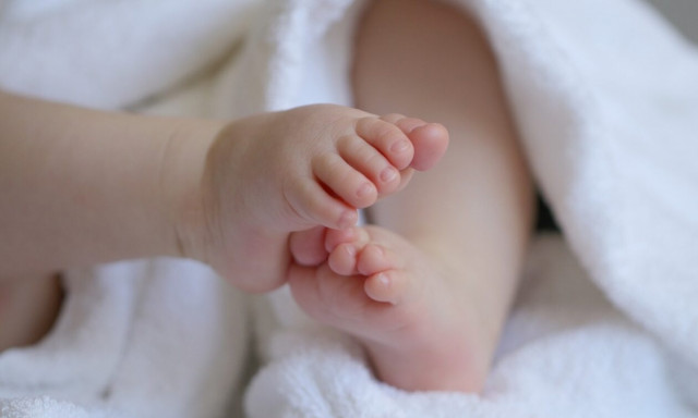 Ημαθία: Νεκρό βρέφος έξι μηνών - Ξυλοκοπήθηκε από τη μητέρα του