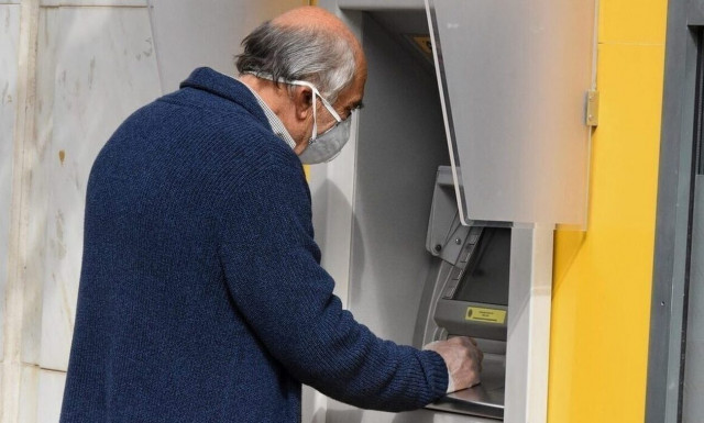 Επιδόματα: Ποιοι χάνουν και ποιοι κερδίζουν από την εξίσωση των παροχών