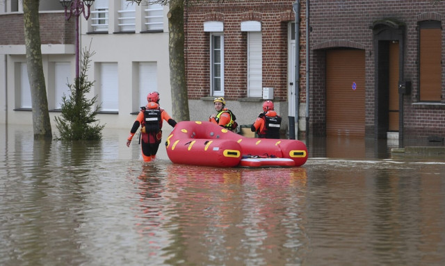 Κακοκαιρία: Κύμα ψύχους σαρώνει τη Γαλλία - Εγκλωβίστηκαν οχήματα στο χιόνι