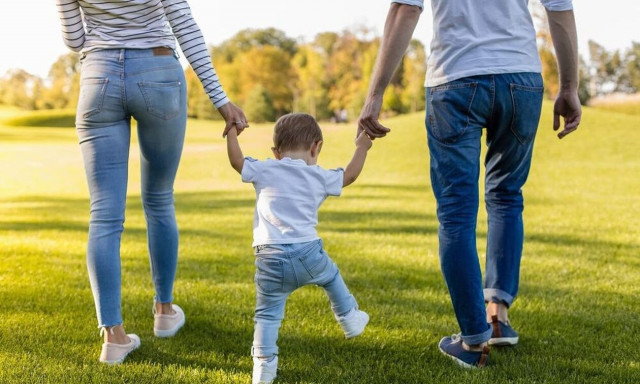 Ο «Γολγοθάς» της υιοθεσίας στην Ελλάδα: Ως και 7 χρόνια «στην αναμονή» οι θετοί γονείς