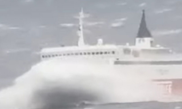 Τρομακτικό βίντεο: Το Fast Ferries Andros «σκεπάζεται» από τα κύματα