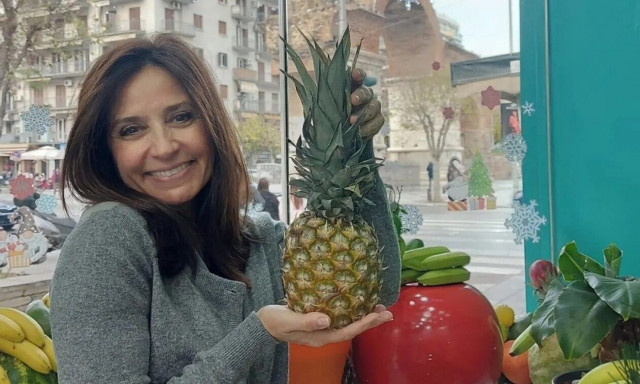 Καλλονή στα 53 η Βάσω Γουλιελμάκη: Όλες οι πόζες με μαγιό και η 19χρονη κόρη της