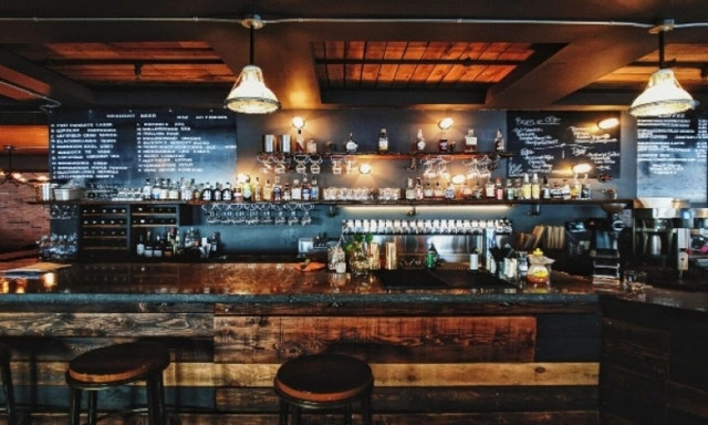 Ιδιοκτήτης καφετέριας έδιωξε παιδί επειδή έκλαιγε: Οι θαμώνες τον χειροκροτούσαν