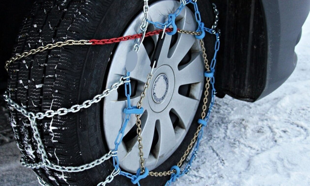 Σε εξέλιξη το κύμα χιονιά - Πού χρειάζονται αντιολισθητικές αλυσίδες, έκλεισε η λεωφόρος Πάρνηθας