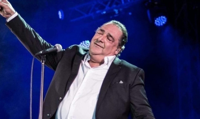 Ο Βασίλης Καρράς «Είναι Εδώ» και τραγουδάει Μίλτο Πασχαλίδη