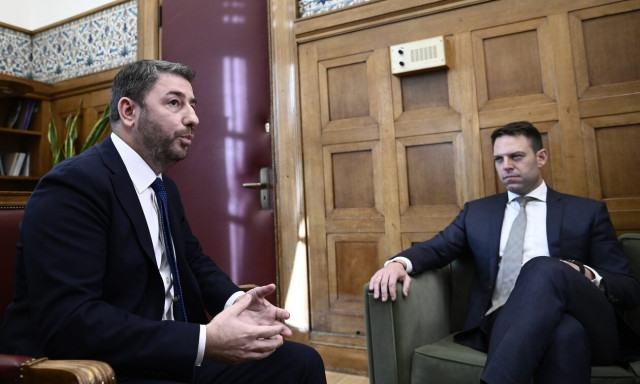 Ο «μπουρλοτιέρης» Κασσελάκης ανατινάζει τις «γέφυρες» με το ΠΑΣΟΚ