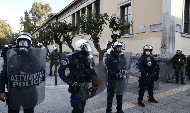Εξάρχεια: 28χρονος έβρισε αστυνομικούς, τον στάματησαν για έλεγχο και συνελήφθη για κλεμμένη μηχανή