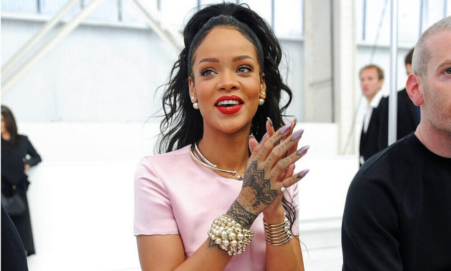 Ριάνα: Η σέξι φωτογράφιση με ροζ εσώρουχα εν όψει του Αγίου Βαλεντίνου - «Αγαπήστε τον εαυτό σας»