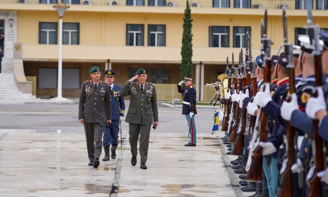 Πώς υποδέχτηκαν τον νέο Αρχηγό ΓΕΕΘΑ - Κατάθεση στεφάνου στο Μνημείο των Αθανάτων (vid & pics)