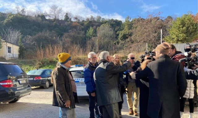 Βέροια: Οργή λαού κατά τη μεταφορά της βρεφοκτόνου στον ανακριτή - «Ντροπή σου»