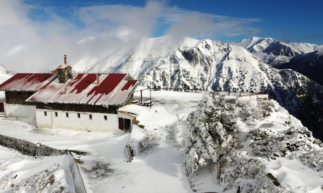 Έπεσαν τα πρώτα χιόνια στην Κρήτη - Φωτογραφίες από τα λευκά τοπία