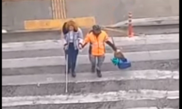 Οδοκαθαριστής στην Κρήτη βοηθάει άτομο με πρόβλημα όρασης και «ζεσταίνει» τις καρδιές μας!