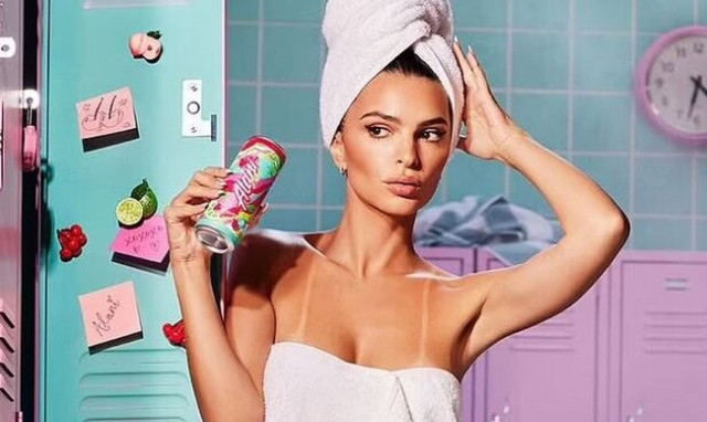 Έμιλι Ραταϊκόφσκι: Ποζάρει σε νέα καμπάνια με αέρα από τα 80'ς και οι φαν της την αποθεώνουν