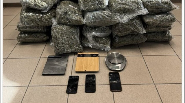 Θεσσαλονίκη: Έκρυψαν 66 κιλά κάνναβης σε κάδο σκουπιδιών – Ψέκασαν με αποσμητικό για τα καλύψουν