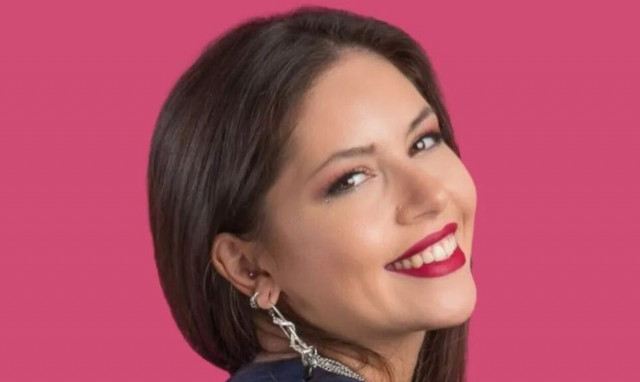 Ελπίδα Χωριανοπούλου: Αποδίδει τους στίχους στη νοηματική γλώσσα σε κωφούς και βαρήκοους πολίτες